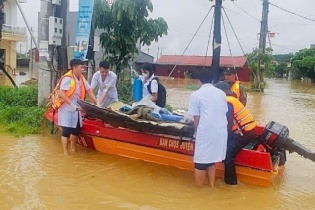 Hỗ trợ kịp thời thuốc, hóa chất giúp miền Trung ứng phó với mưa lũ