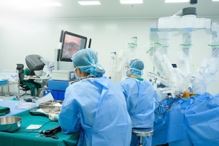 Tin mới y tế ngày 24/11: Hơn 120 loại phẫu thuật ung thư an toàn hơn nhờ “siêu robot” 