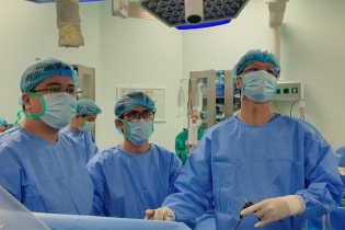 Người cha hiến một phần lá gan cho con gái 20 tuổi