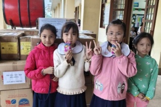 Sách giáo khoa đã đến tay học sinh vùng lũ Hòa Thịnh, Đắk Lắk