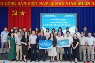 Trang sách mang hơi ấm sẻ chia đến học sinh vùng lũ Đắk Lắk