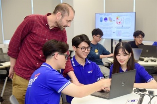 Chính sách thu hút nhân tài trong nước, quốc tế và bài toán đầu tư dài hạn