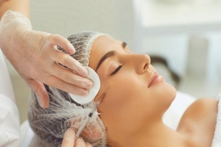 Nguy cơ biến chứng từ chất làm đầy không rõ nguồn gốc trong làm đẹp