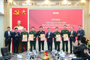 Trao tặng hàng nghìn tờ báo Xuân tới cán bộ, chiến sỹ biên giới, hải đảo