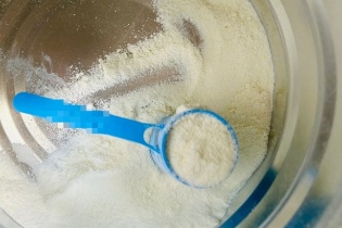 Cảnh báo khẩn loạt sữa trẻ em nghi nhiễm độc tố nguy hiểm