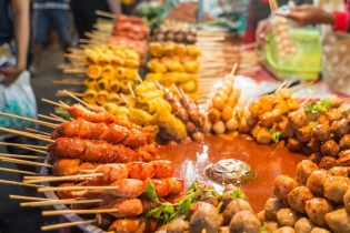 Thức ăn đường phố mất an toàn bị phạt nặng