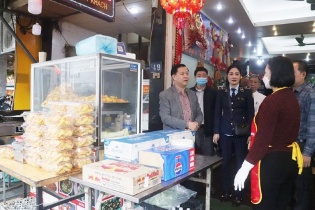 Lễ hội đông đúc, áp lực an toàn thực phẩm tăng cao