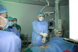 “Đại dịch ngồi” khiến bệnh xương khớp trẻ hóa nhanh