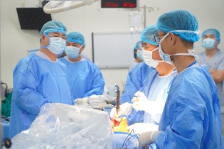 Lần đầu tiên Bệnh viện E thay khớp gối bằng robot