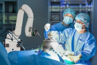 Tin mới y tế ngày 8/4: Robot AI giúp người bệnh thoát cảnh đau khớp kéo dài