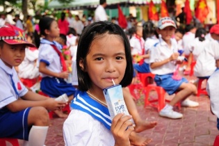 Bữa ăn học đường và chiến lược đầu tư cho nguồn nhân lực Việt Nam