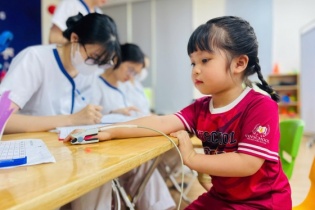 Trẻ dưới 6 tuổi được khám sức khỏe định kỳ hằng năm, sàng lọc nguy cơ tự kỷ