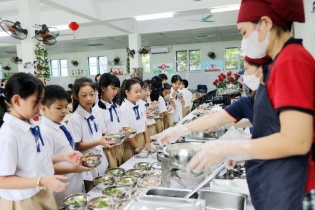 Hà Nội siết chặt chất lượng bữa ăn bán trú