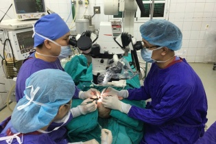 Tin mới y tế ngày 6/8: Cuộc chạy đua 10 giờ và phép màu mang tên vi phẫu
