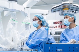 Tin mới y tế ngày 19/8: Robot hỗ trợ phẫu thuật nhân giáp cho bệnh nhân béo phì
