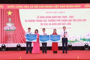 Những trang sách theo học sinh đến trường vùng biên