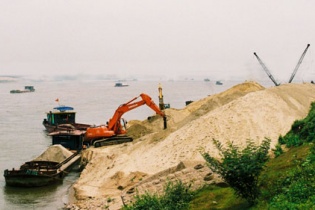 Hà Nội cho khai thác cát tại bãi nổi sông Hồng