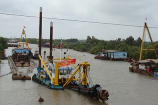 Thông luồng cho tàu biển trọng tải lớn vào sông Hậu