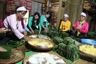 Làng Văn hóa - Du lịch các dân tộc Việt Nam tổ chức gói bánh chưng xanh tặng người nghèo ăn Tết