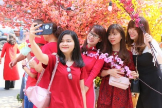 Giới trẻ Sài Gòn xuống đường đọ sắc cùng hoa Mai, Đào