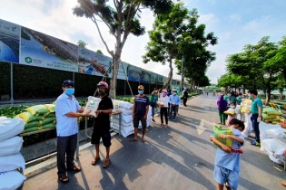 Tập đoàn Vạn Phúc tặng 25 tấn gạo cho người khó khăn