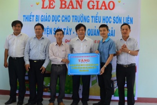  110 bộ bàn ghế học sinh, giáo viên từ Quỹ Học bổng “Swing for the Kids” đến Quảng Ngãi