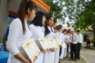 Ngày khai giảng, học bổng Swing for the Kids đến với học sinh huyện Quế Sơn (Quảng Nam) 