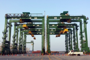 8 cẩu trục bánh lốp của Doosan Vina cập cảng Saudi Global Port