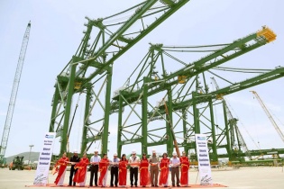 Doosan Vina xuất 3 cẩu trục siêu trọng chạy ray qua Ấn Độ