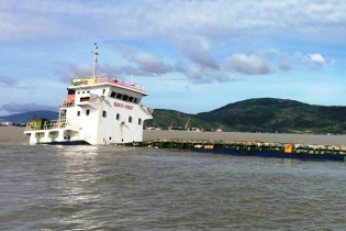 Cảng Quy Nhơn “tê liệt” sau bão số 12