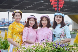 Đường hoa xuân Mậu Tuất Đà Nẵng thu hút du khách vãn cảnh, chụp ảnh