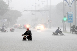 Mưa to lịch sử và kéo dài, Đà Nẵng chìm trong biển nước
