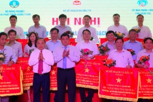 Sở Kế hoạch và Đầu tư Đà Nẵng nhận cờ thi đua về chung sức xây dựng nông thôn mới