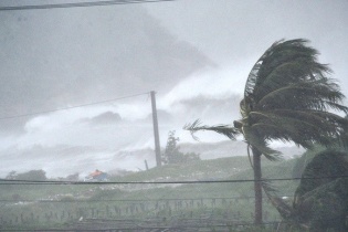 Bão số 9 vào miền Trung: 2 tàu gặp nạn, 26 thuyền viên mất tích