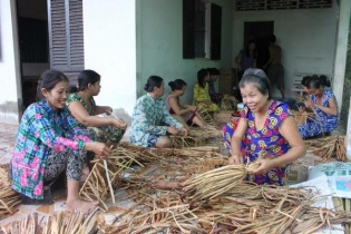 Nữ giới vẫn ít cơ hội tiếp cận thị trường lao động hơn nam giới