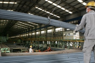Phó thủ tướng yêu cầu báo cáo việc thép nhập khẩu giá rẻ "lấn" thép nội
