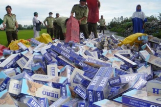 Đấu giá thuốc lá ngoại nhập lậu bị tịch thu: Ngân sách có thêm tiền, doanh nghiệp lo "mất miếng"