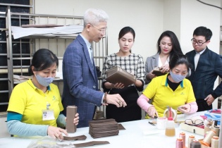 Doanh nghiệp dệt may, da giày linh hoạt ứng phó với Covid-19