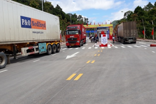 Nhập khẩu gần 870 xe linh kiện điện tử, máy móc, nguyên liệu may mặc