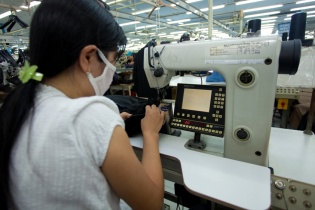 Lao động dệt may chờ được hỗ trợ