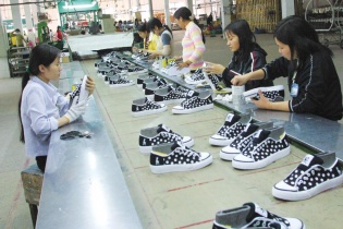 Đo khả năng "về đích" của da giày, túi xách năm 2020
