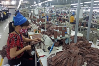 Khó khăn bủa vây, doanh nghiệp dệt may phải tạm dừng sản xuất