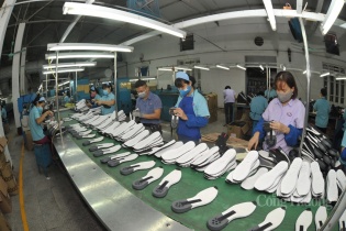 Bàn giải pháp phục hồi sản xuất dệt may, da giày 