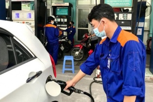 Giá xăng RON 95 tiến sát mốc 27.000 đồng/lít