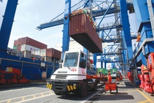 Cán cân thương mại duy trì trạng thái tích cực, xuất siêu 0,8 tỷ USD