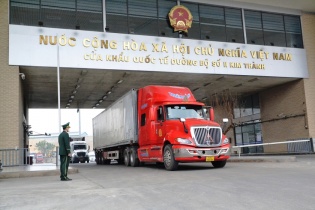 Tấp nập hoạt động xuất nhập khẩu ngày đầu năm qua cửa khẩu 