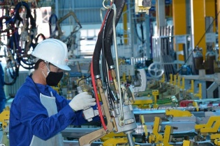 Sản lượng và số lượng đơn đặt hàng mới vẫn giảm, dù tốc độ đã chậm lại