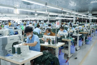 Kim ngạch xuất nhập khẩu giảm gần 15 tỷ USD