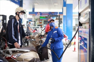 Giá giảm mạnh, xăng RON95 chỉ còn 21.000 đồng/lít