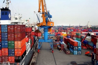 Xuất siêu vọt lên 13,25 tỷ USD